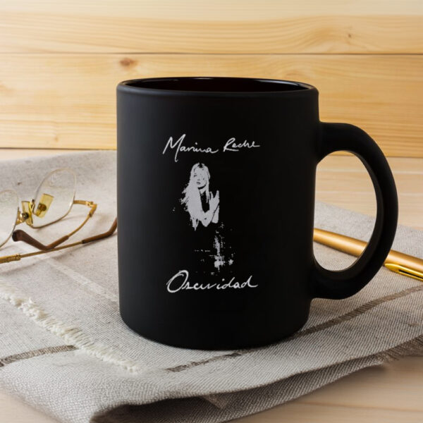 Marina Reche Camiseta Oscuridad Mug